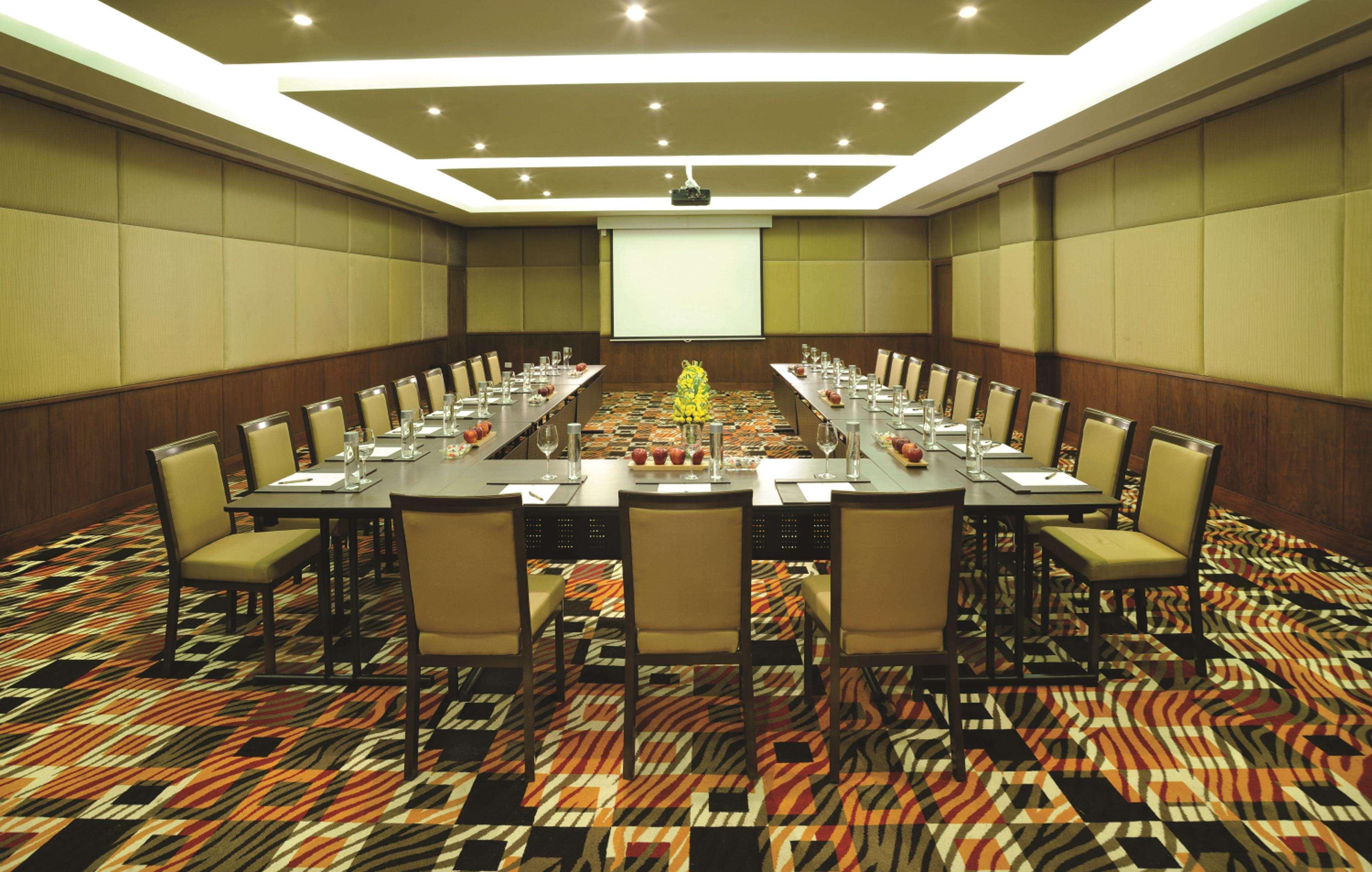 מלון Doubletree By Hilton Gurgaon New Delhi Ncr עסק תמונה